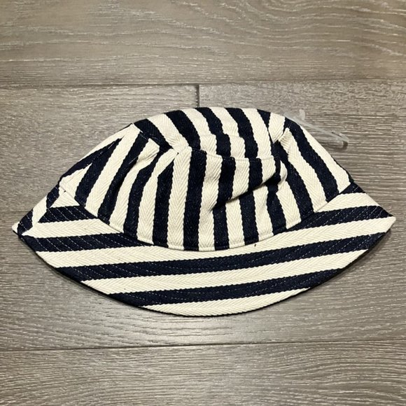 GAP Textured Black & White Stripe Bucket Hat - NWT - Picture 1 of 4